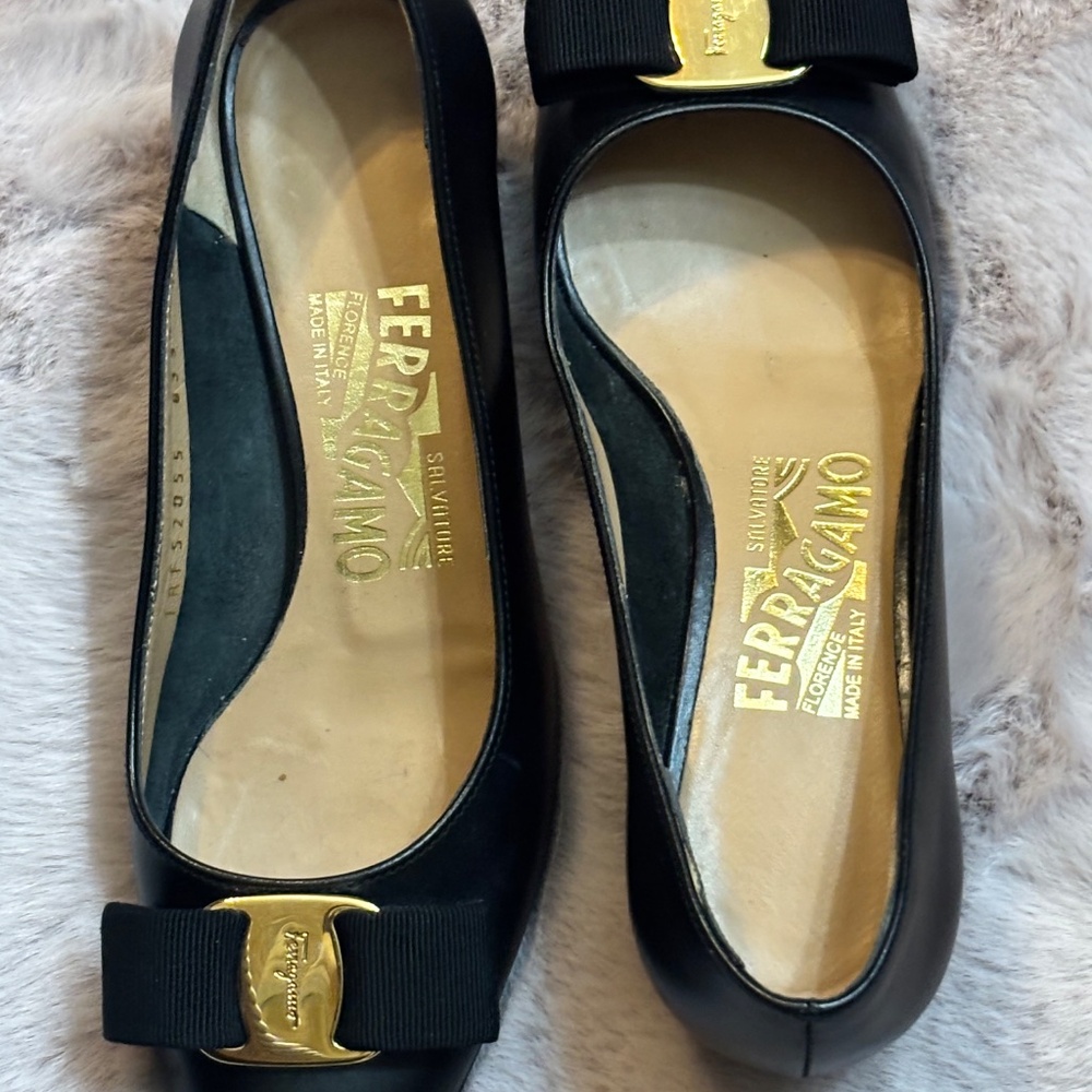FERRAGAMO Women’s Vara Leather Pumps Sz 4 B Black/Gold - Picture 2 of 9